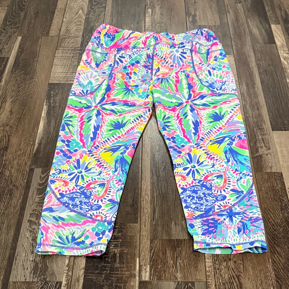 Lilly Pulitzer Vibrant Patterned  capri Leggings - Picture 3 of 3